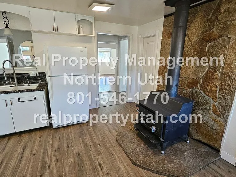 662 E 4th St — Photo 9
