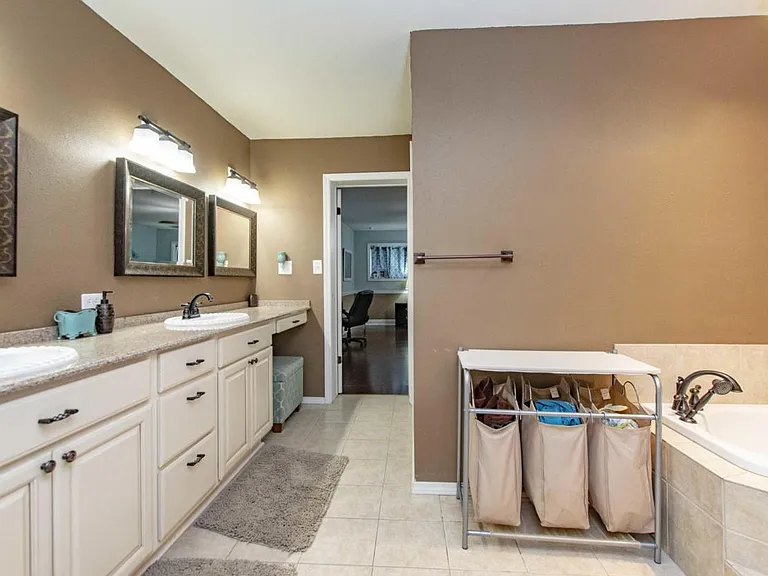 210 N William Dr — Photo 15