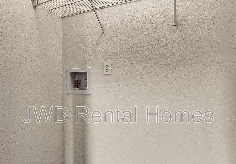 485 W 58th St — Photo 13