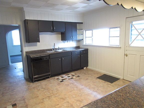 Large Eat-in Kitchen