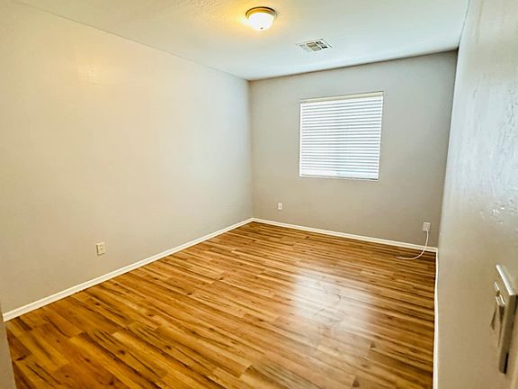 5th image of 3247 W Sunland Ave