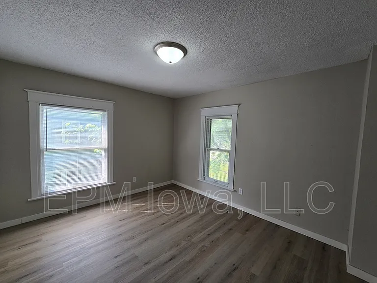 422 Baltimore St — Photo 23