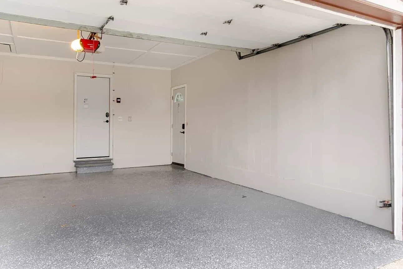 3 bed, 2704 sqft, $2,700 — Photo 2