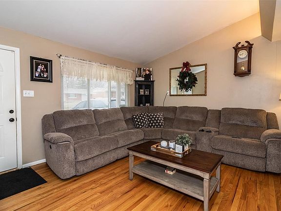 3rd image of 707 Southshire Dr