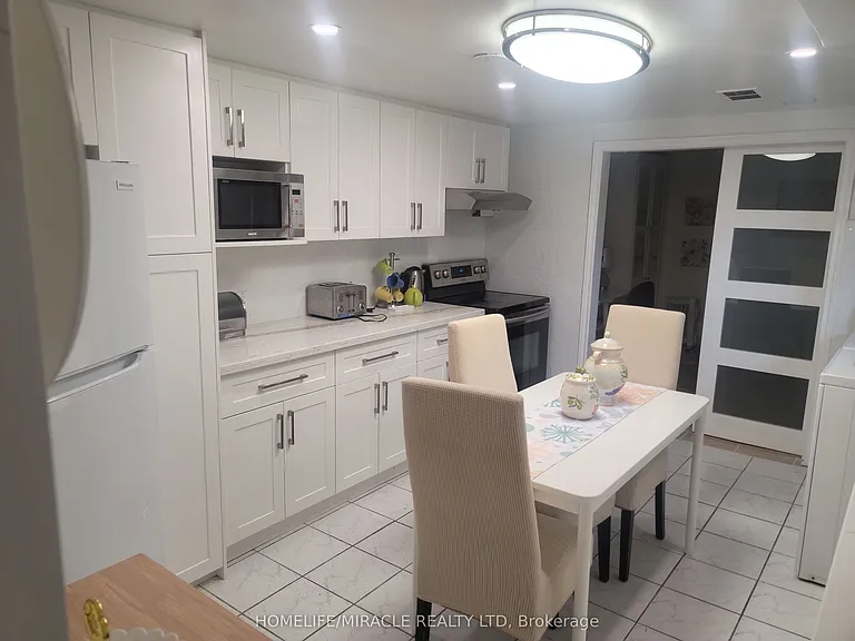 1252 Hillhurst Rd #BASEMENT — Photo 3