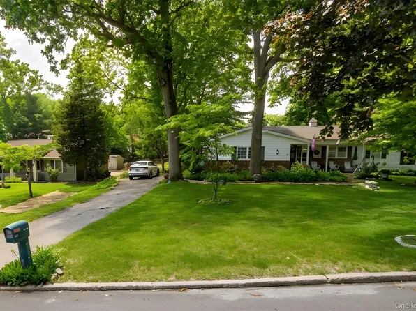 32 Derby Place, Smithtown, NY 11787
