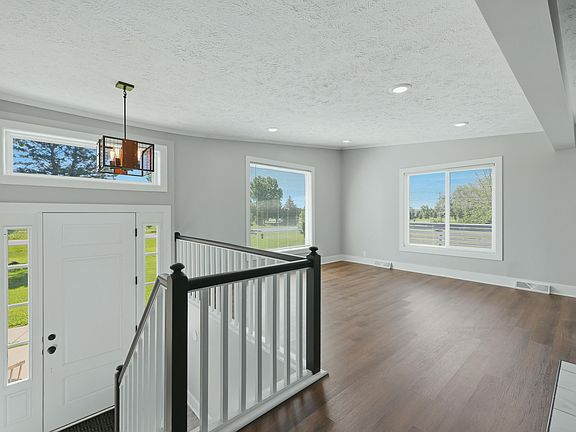 4th image of 6335 Pine Island Dr NE