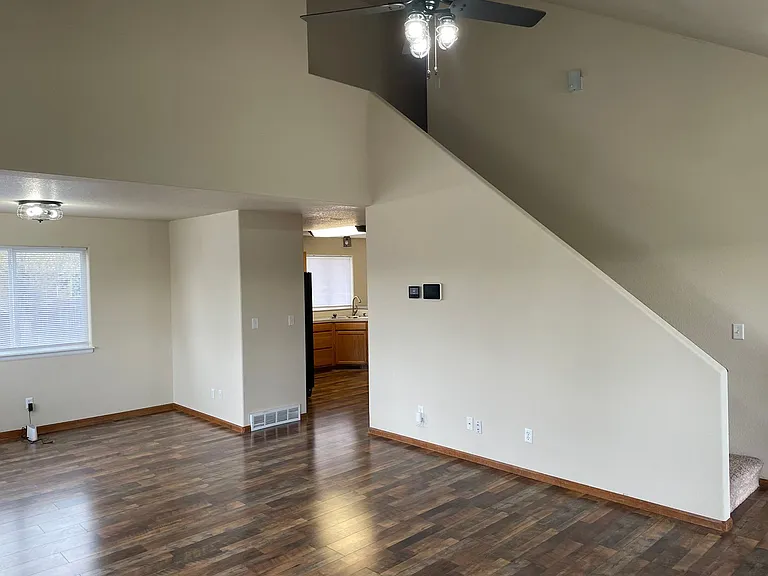 494 S Tamera Ave — Photo 3