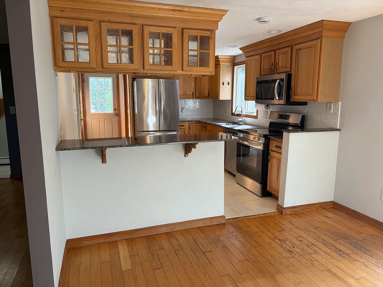 3 bed, 1.5 bath, 1902 sqft, $3,800 — Photo 2