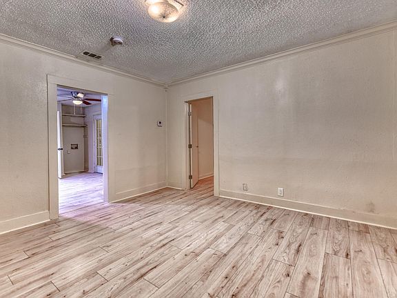 4th image of 302 N Fannin St