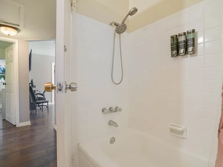 1226 Dewey Ave — Photo 14