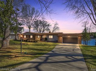 8028 Ore Knob Dr, Fenton, MI 48430