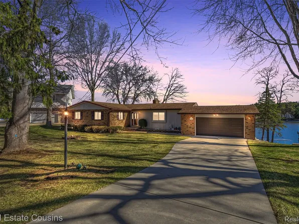 8028 Ore Knob Dr, Fenton, MI 48430