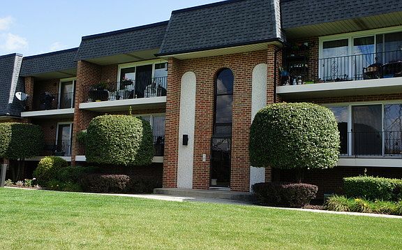 2nd image of 15722 Deerfield Ct #1SOUTH