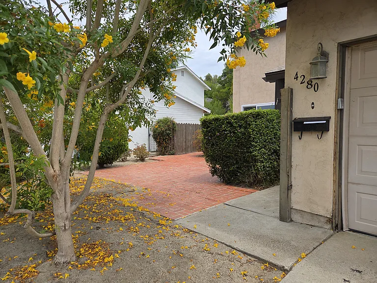 4280 Rous St — Photo 2