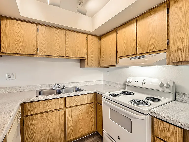 1801 N 83rd Ave 2033 - Web Quality - 006 - 08 Kitchen