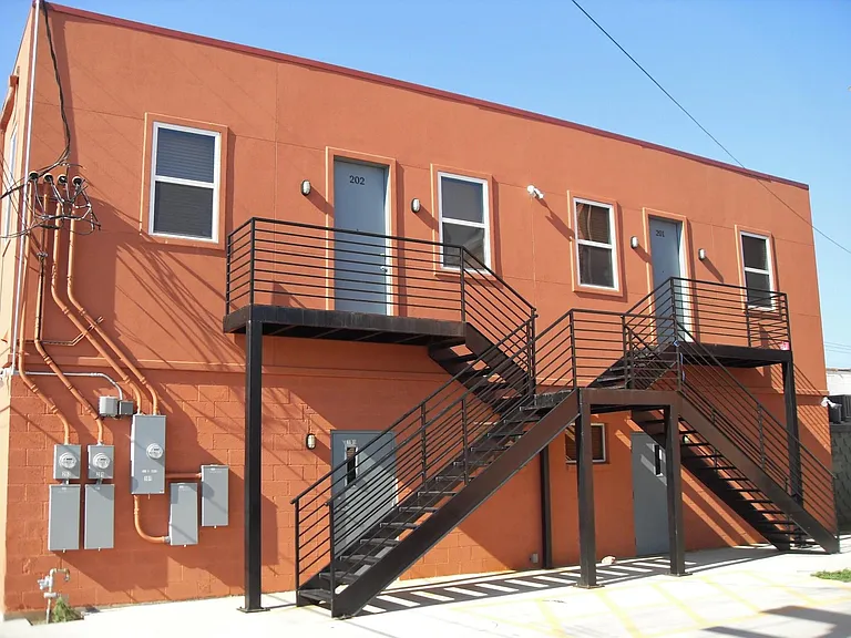 111 E Davis St #201 — Photo 2