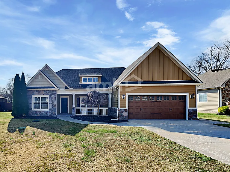 572 Laurel Ln — Photo 1
