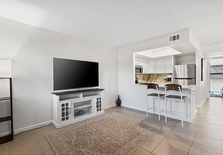 2319 Tamarind Dr #102 — Photo 5