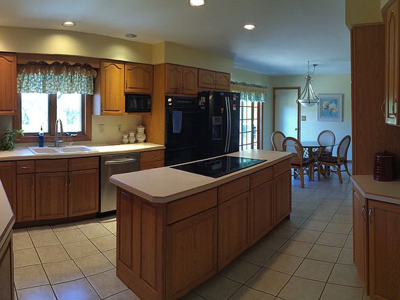 Large Eat-In Kitchen 