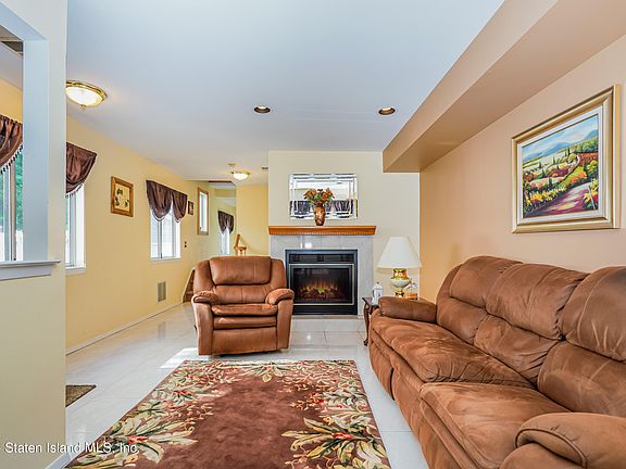 4th image of 51 Wolcott Ave