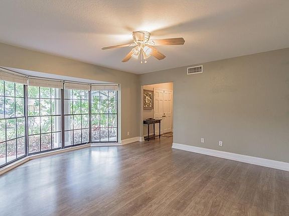 5th image of 15809 Knollview Dr