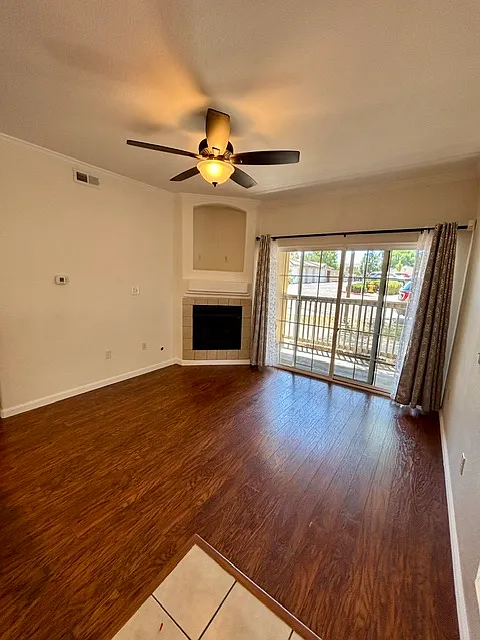 2 bed, 1024 sqft, $1,900 — Photo 2