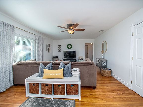5th image of 1703 Camphor Dr