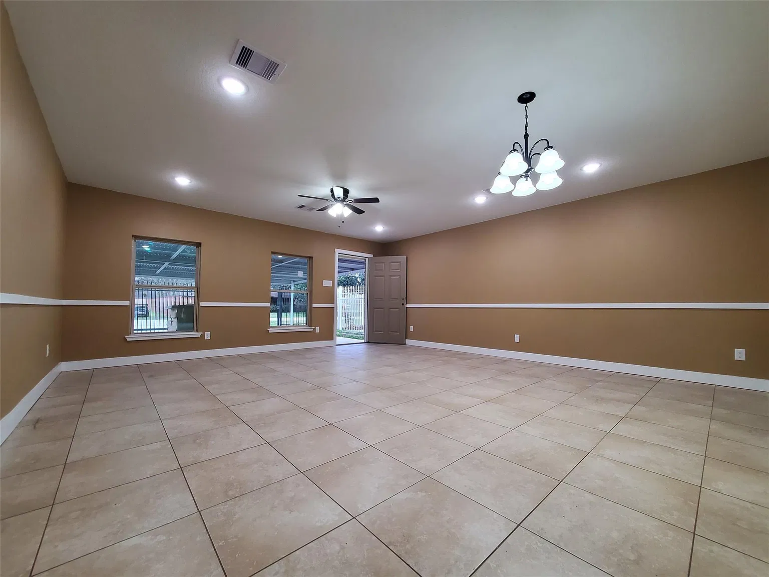 3 bed, 1.0 bath, 1244 sqft, $1,600 — Photo 2