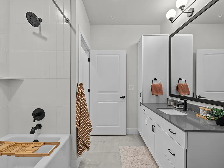 Eastpoint Apartments — Photo 9