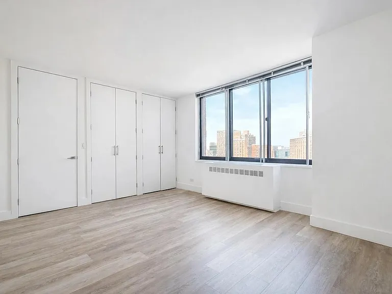 1735 York Ave #H19 — Photo 6