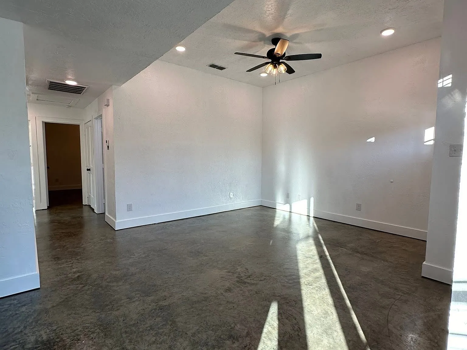 3 bed, 100 sqft, $1,340 — Photo 4
