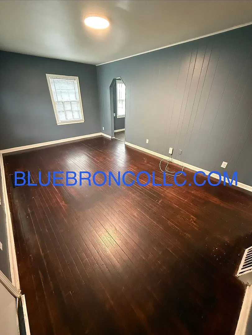 Charming 2 bedroom house with new flooring and hardwood floors — Photo 2