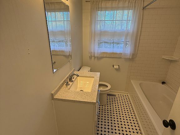 5th image of 2831 Woodlawn Dr