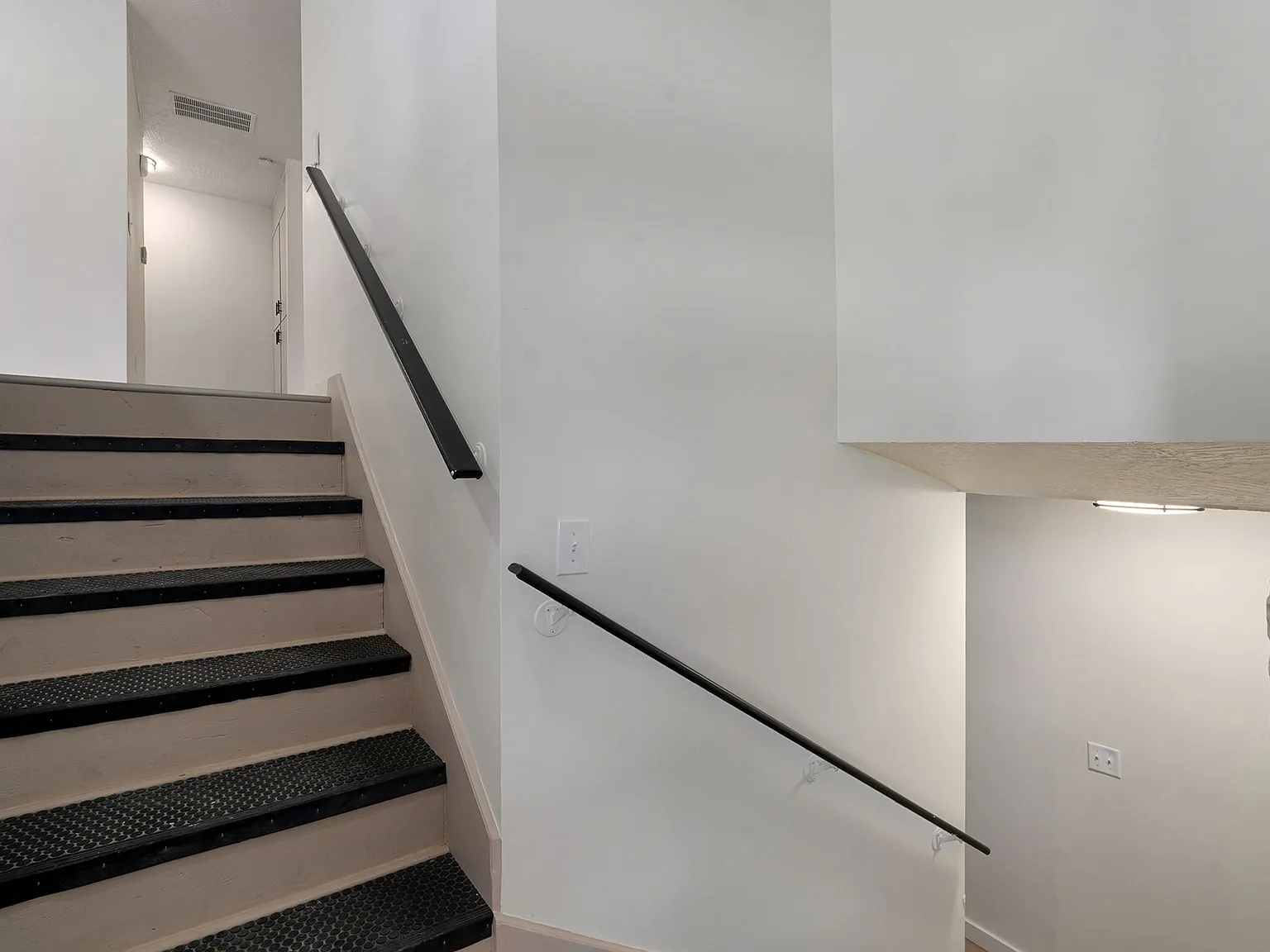 4 bed, 2032 sqft, $1,900 — Photo 3