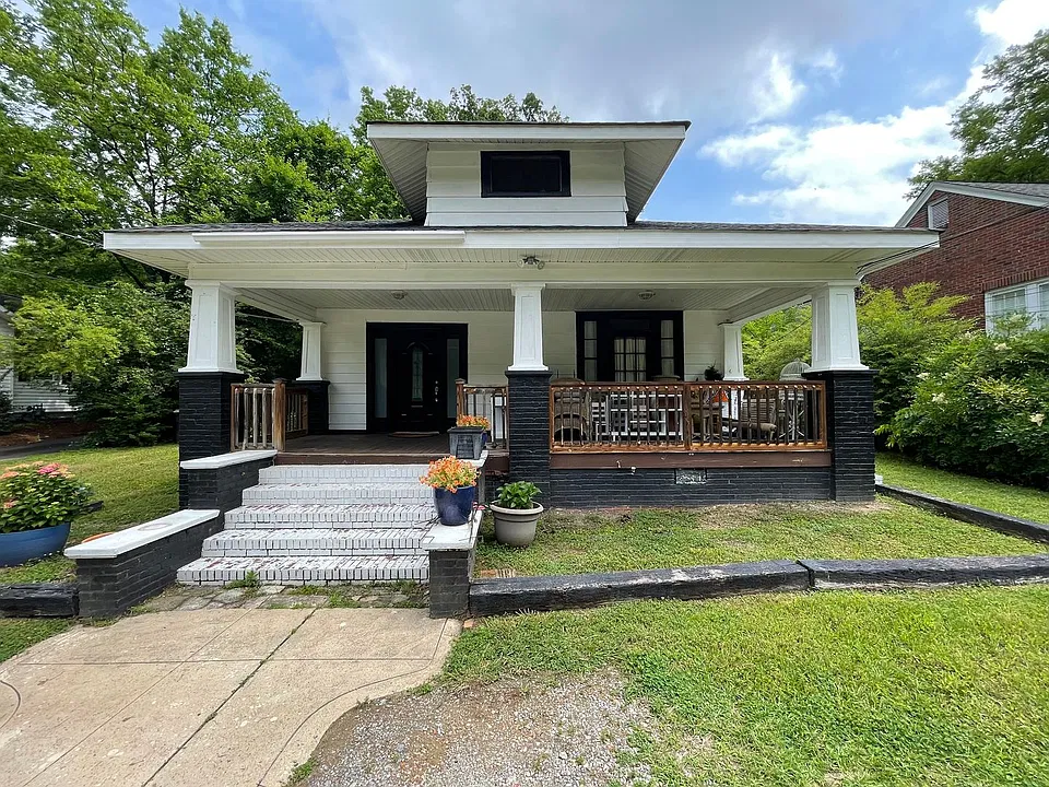 1103 E 2nd Ave SE