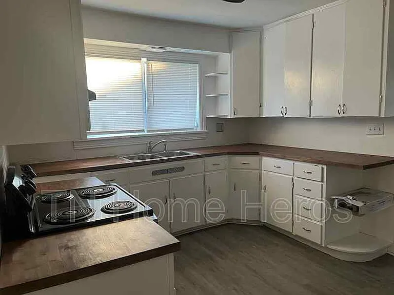 2427 Seymour Ave — Photo 2