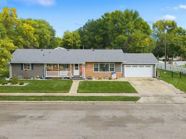 422 11th St NW, Minot, ND 58703
