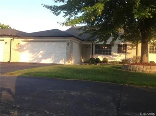 628 Country Club Dr, Saint Clair Shores, MI 48082