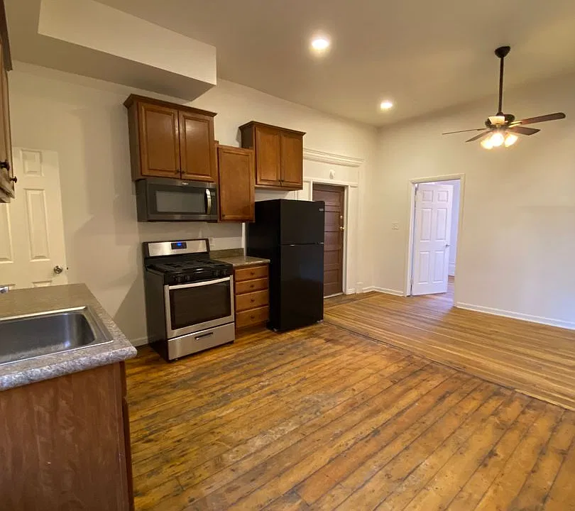 136 E Walnut St