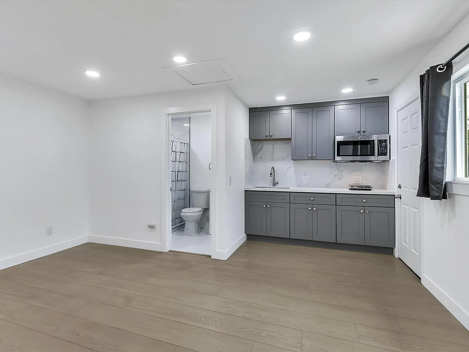 Studio, 250 sqft, $1,599 — Photo 3
