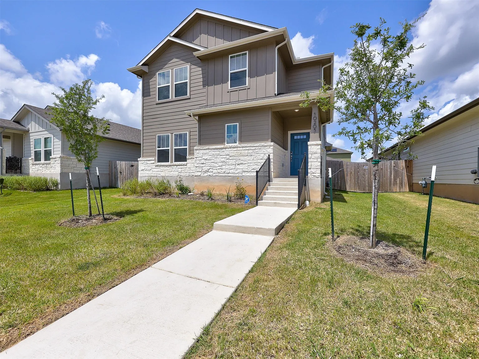 4 bed, 2.5 bath, 2136 sqft, $2,200 — Photo 3