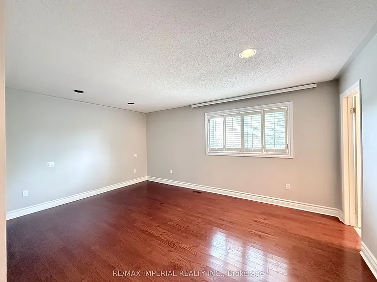 5735 Tayside Cres — Photo 8