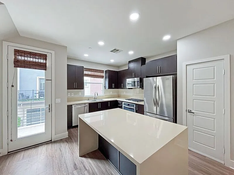 3 bed, 3.5 bath, 1401 sqft, $4,450 — Photo 3