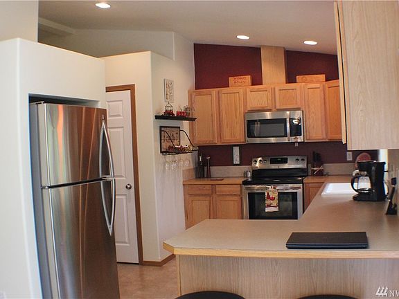 5th image of 831 E Lakeshore Dr W