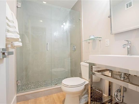 5th image of 122 SE 1st Ave