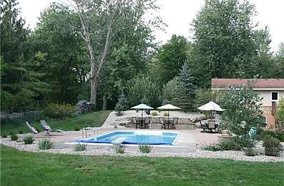lots of pool side dining and sitting areas