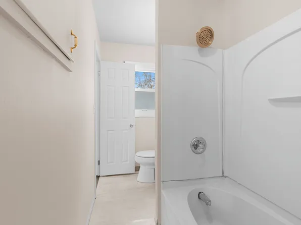 1045 Green Acres Ln, Neenah, WI 54956