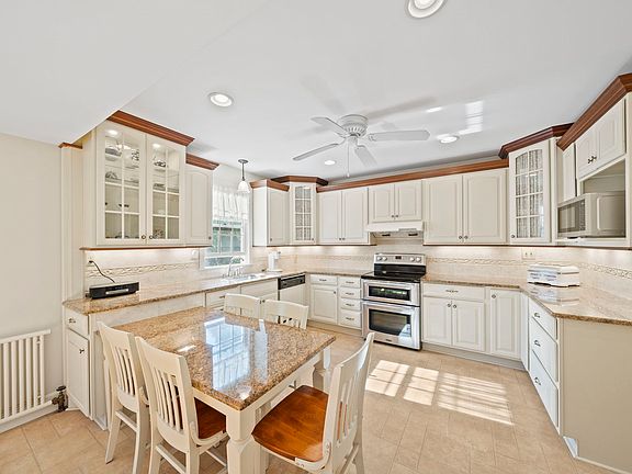 3rd image of 208 Wilson Ave