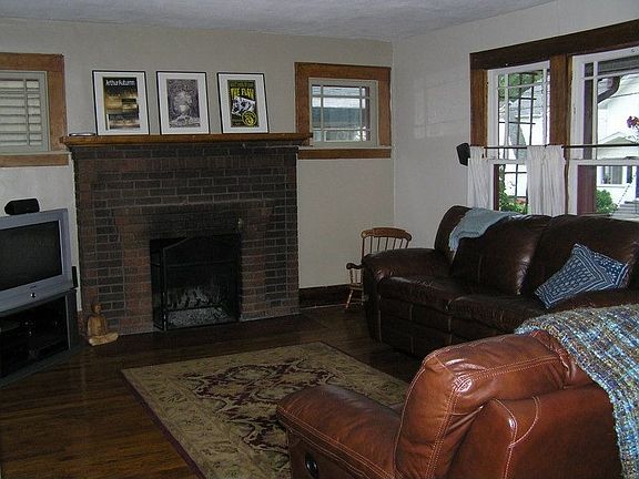 4th image of 302 Leslie St